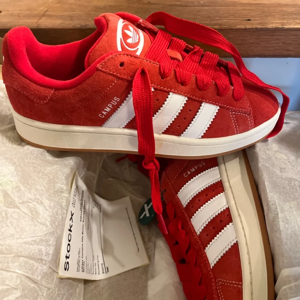 Men’s 8.5 red and white Campus 00s - Picture 3 of 4